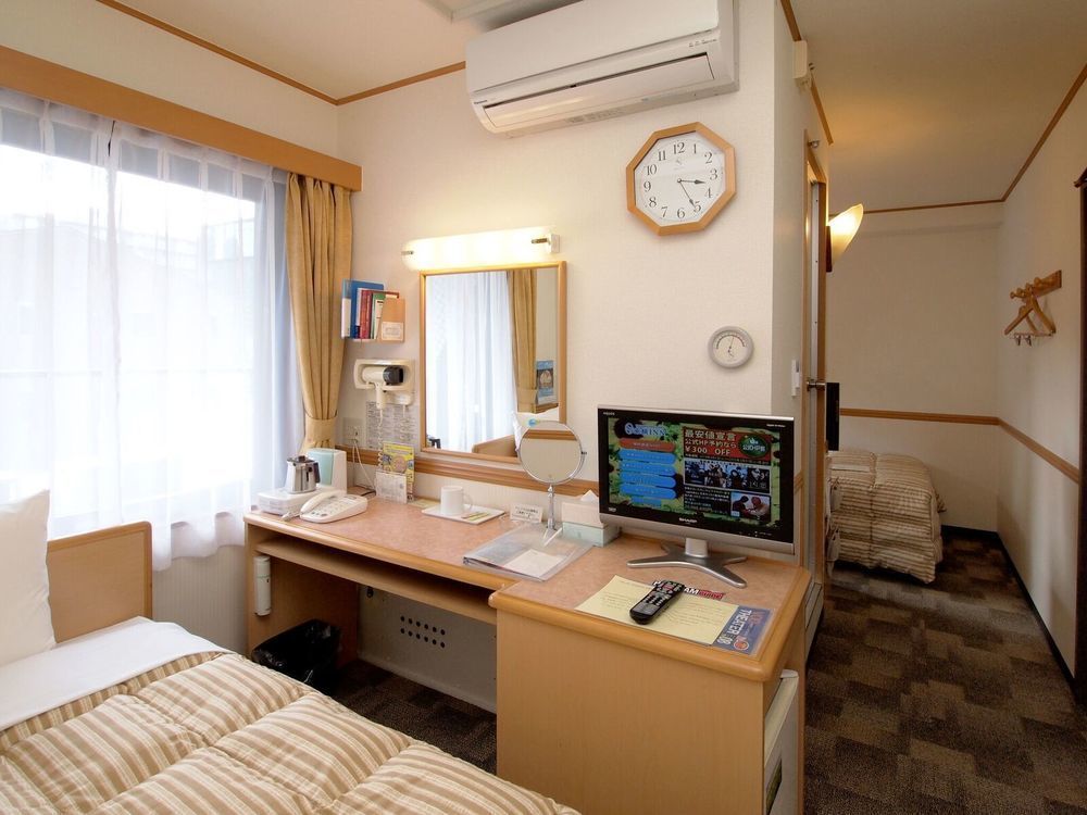 Toyoko Inn Hon-Atsugi-Eki Minami-Guchi Esterno foto
