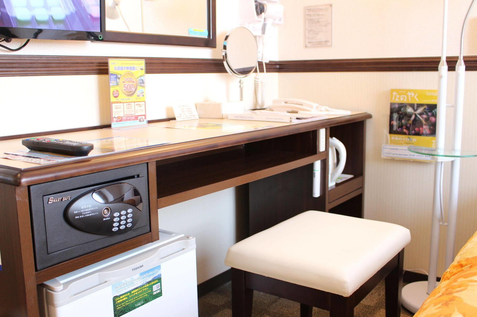 Toyoko Inn Hon-Atsugi-Eki Minami-Guchi Esterno foto